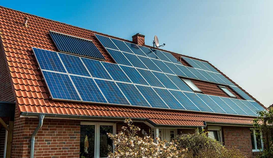 Satteldach eines Einfamilienhauses mit Photovoltaikanlagen