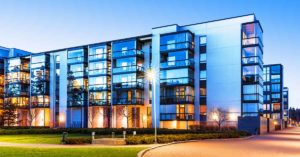 Ein modernes Mehrfamilienhaus zur Blauen Stunde schön beleuchtet | Immobilie Kapitalanlage