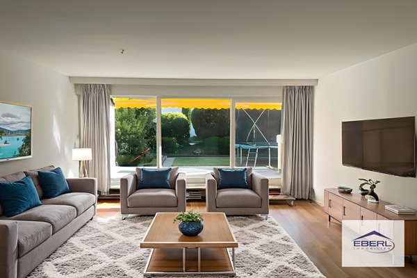 Großzügige Familienwohnung in Haar bei München zu Verkaufen. Die Wohnung besticht duch eine großzügige Raumaufteilund. Zwei Terrassen, 2 Bäder, 1 Gäste WC, und vieles mehr. Der Verkauf erfolgt duch Eberl