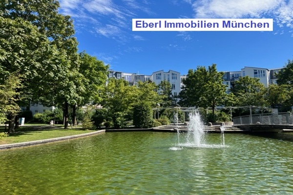 EIn Makler und ein Pärchen beim Verkauf